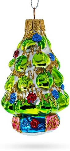 עץ חג המולד עם זכוכית מתנה סביב קישוטים